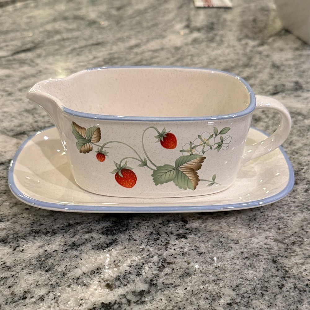 Strawberry Design Gravy Boat with Under-plate  Savoir Vivre Luscious JJ017